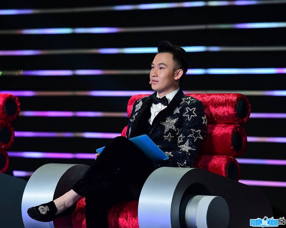 Bức ảnh ca sĩ Dương Triệu Vũ ngồi trên ghế nóng của chương trình Ban nhạc quyền năng