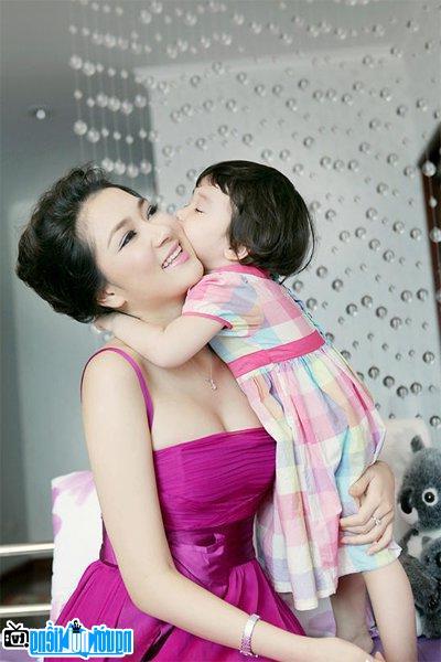 Hình ảnh về Nguyễn Thị Huyền và con gái