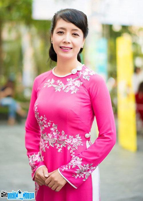Nữ diễn viên Chiều Xuân dịu dàng với áo dài