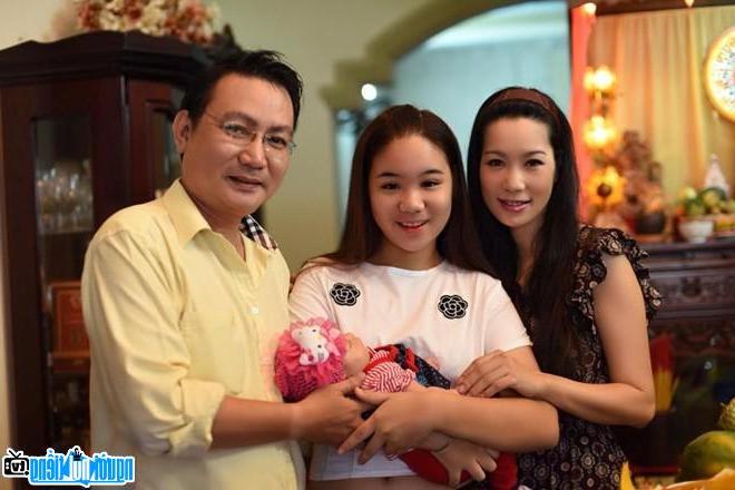 Nữ diễn viên Kim Chi hạnh phúc cùng chồng và hai con