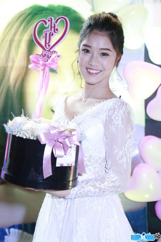 Hình ảnh nữ ca sĩ Hoàng Yến Chibi tại bữa tiệc sinh nhật của cô
