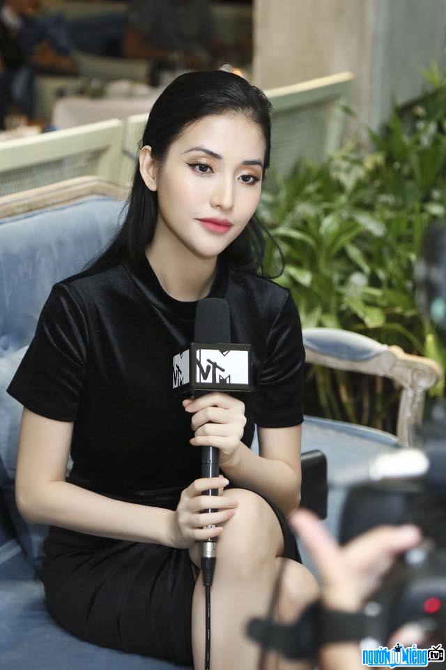 Hình ảnh diễn viên Mai Hồ tại một buổi phỏng vấn với MTV