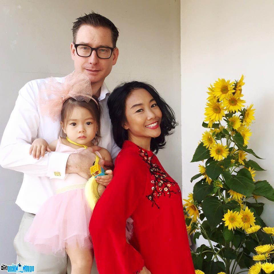 Hình ảnh ca sĩ Đoan Trang cùng gia đình