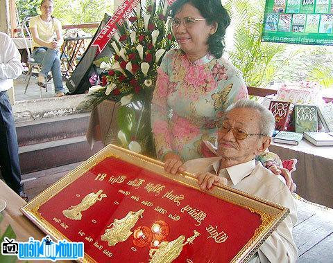 Nhà văn Sơn Nam được Nhà xuất bản trẻ tặng Khánh vào dịp sinh nhật 81 tuổi