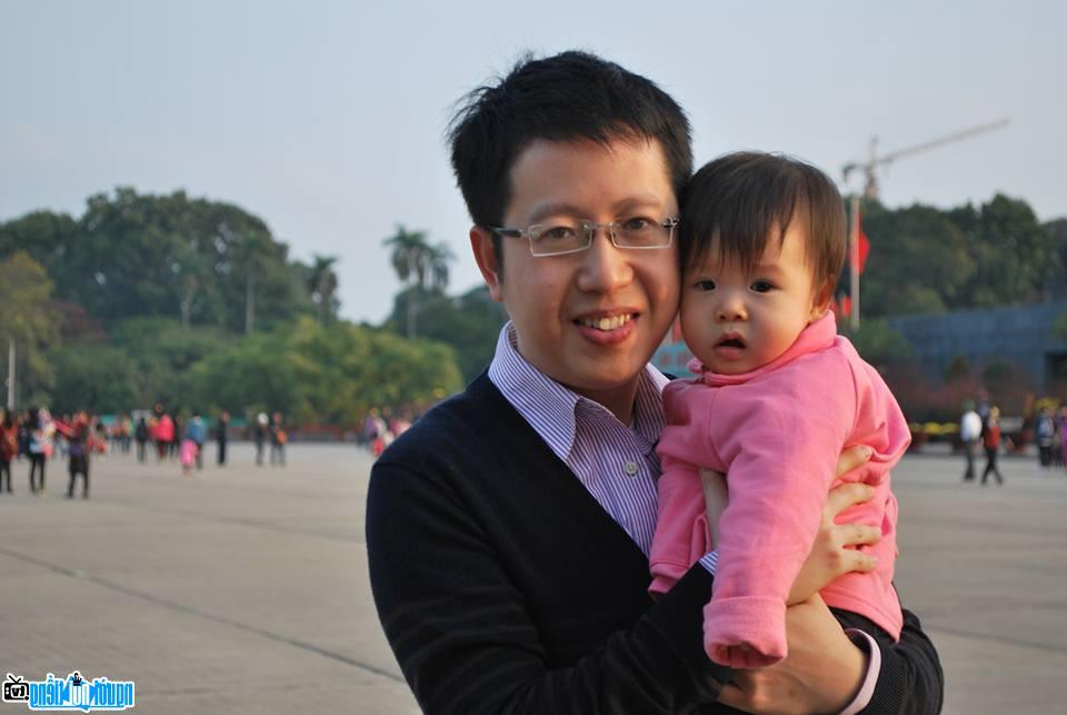 Một bức ảnh mới về Việt Khuê và con gái