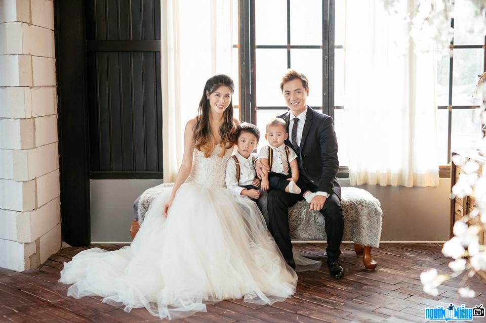 Bức ảnh ca sĩ Đăng Khôi hạnh phúc bên vợ và hai con trai