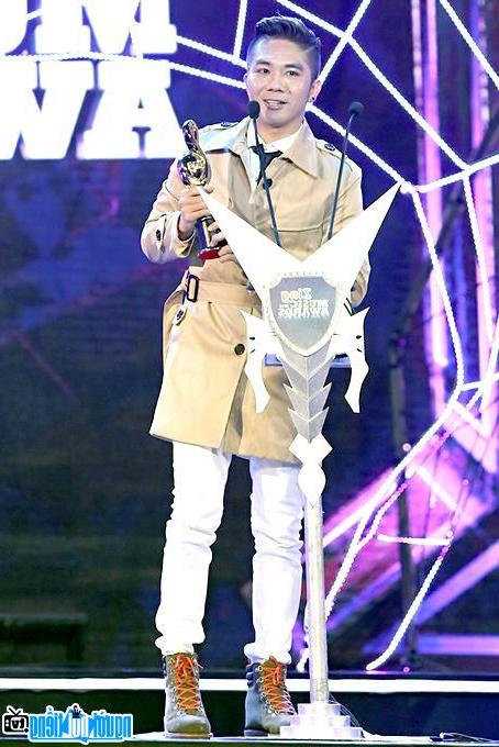 Khánh Đơn nhận giải thưởng âm nhạc