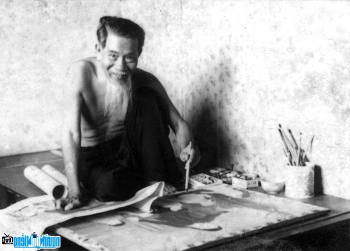 Họa sĩ Nguyễn Phan Chánh đang vẽ tại nhà riêng