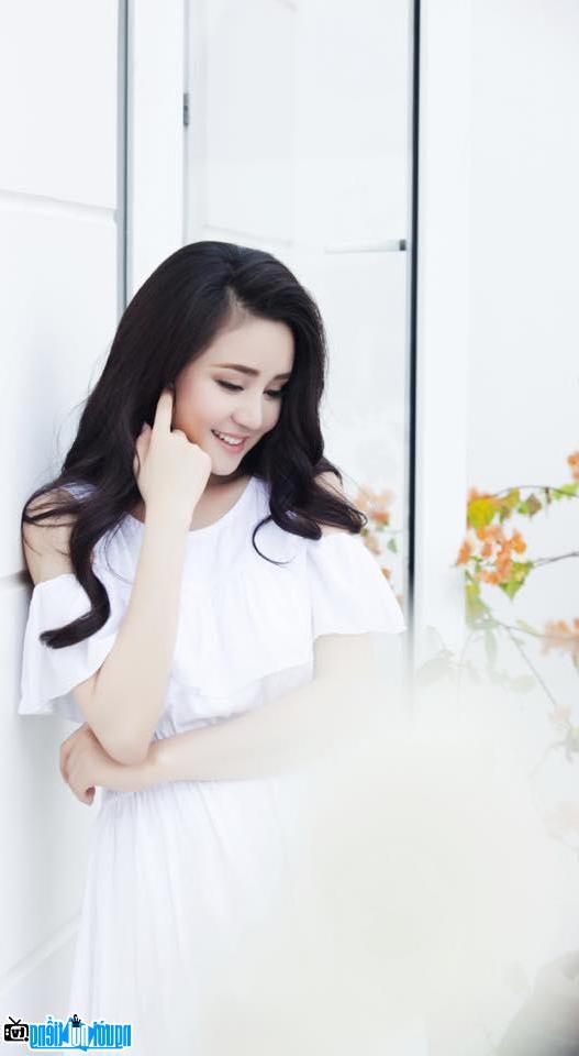 Hình ảnh ca sĩ Vy Oanh duyên dáng trong MV mới
