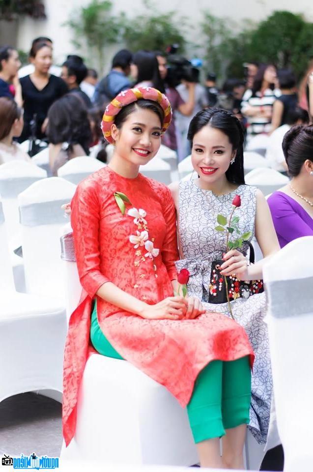 Người mẫu Ninh Hoàng Ngân chụp hình cùng người bạn