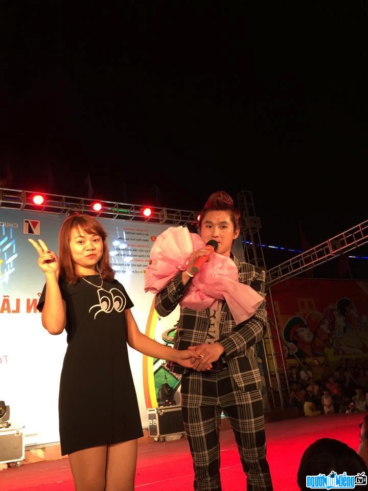 Hình ảnh nam ca sĩ Du Thiên được fan nữ tặng hoa trên sân khấu