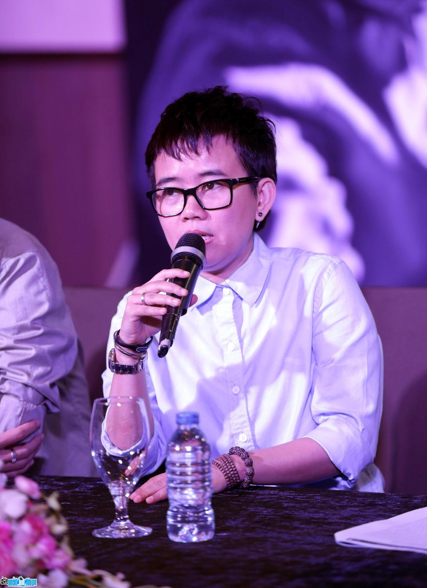 Nhạc sĩ Phương Uyên trong cuộc họp báo về scandal trong chương trình The Voice