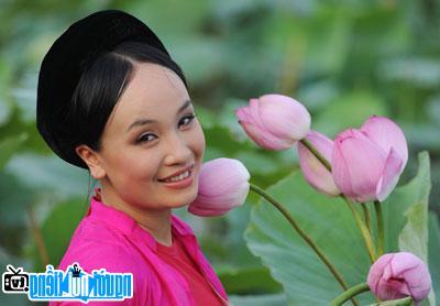 Nữ nghệ sĩ Thu Huyền chụp ảnh cùng hoa sen