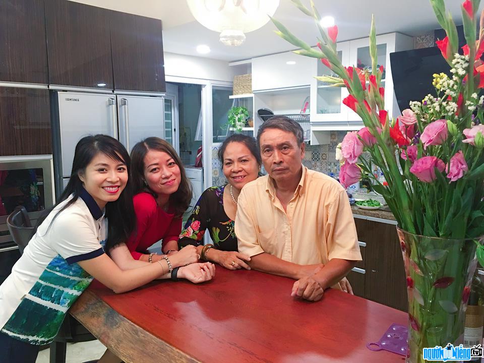 Bức ảnh MC Nguyễn Hoàng Linh cùng người thân trong gia đình