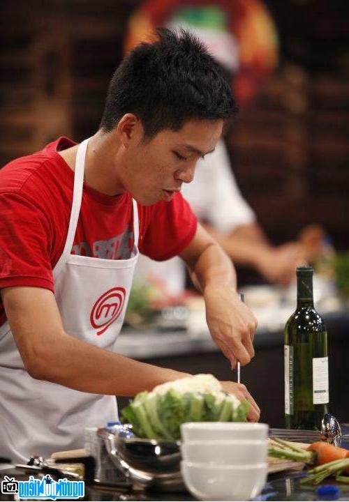 Phan Quốc Trí đang nấu ăn trong chương trình MasterChef
