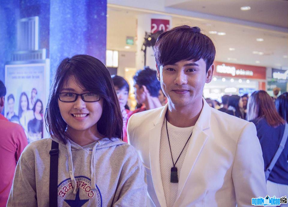 Ca sĩ Ưng Đại Vệ chụp ảnh cùng fan nữ
