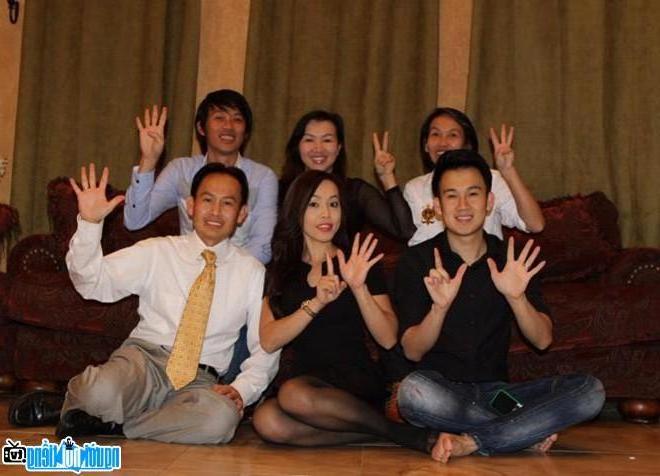 Hình ảnh nghệ sĩ Hoài Linh và các anh chị em trong gia đình