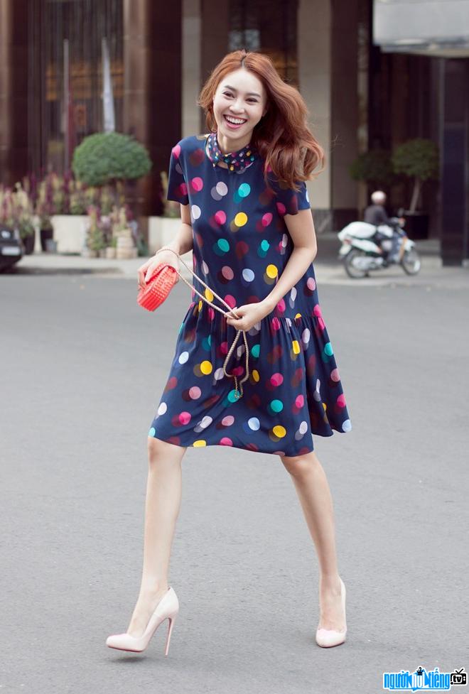 Bức ảnh diễn viên Ninh Dương Lan Ngọc đang đùa vui trên phố
