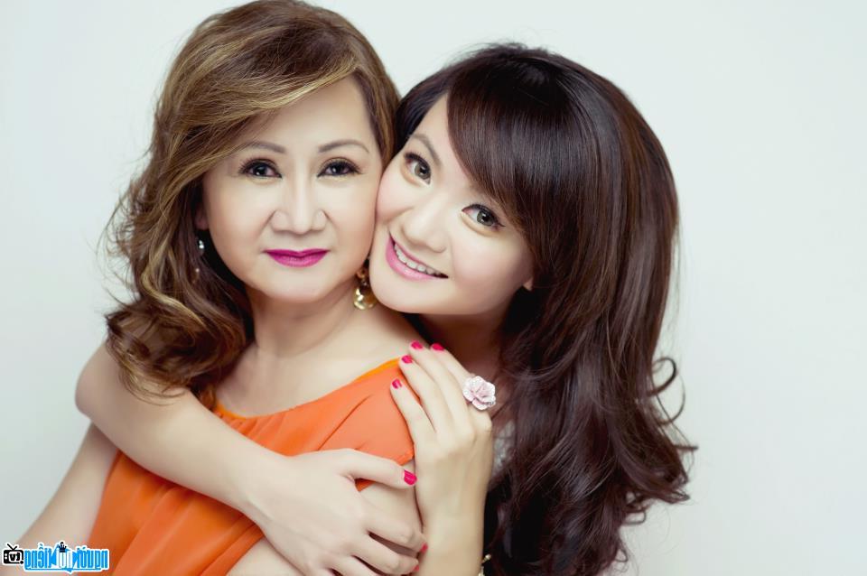 Hình ảnh ca sĩ Xuân Mai cùng mẹ
