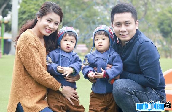 Bức ảnh MC Nguyễn Hoàng Linh vui vẻ cùng chồng và hai con trước khi ly hôn