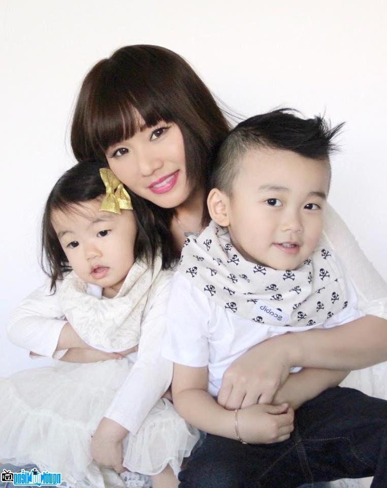 Trish Thùy Trang cùng hai bé con