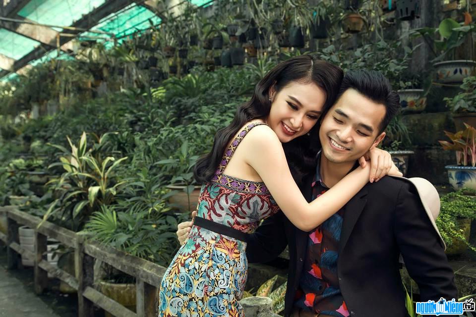 Hình ảnh nam ca sĩ Phạm Hồng Phước thân mật với Angela Phương Trinh trong MV mới của anh