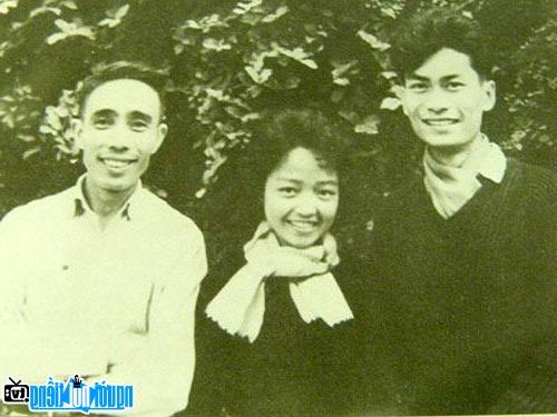 Nhà thơ Lê Anh Xuân (trái) cùng chị Loan - vợ nhà văn Anh Đức và nhạc sĩ Phan Huỳnh Điểu tại Hà Nội năm 1964.
