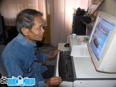 Nhà văn Pờ Sảo Mìn tiếp cận công nghệ thông tin
