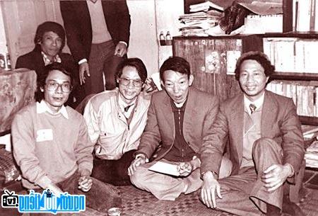 Nhà văn Bế Kiến Quốc (ngoài cùng bên phải) chụp cùng thầy giáo và bạn học tại nhà riêng năm 1989