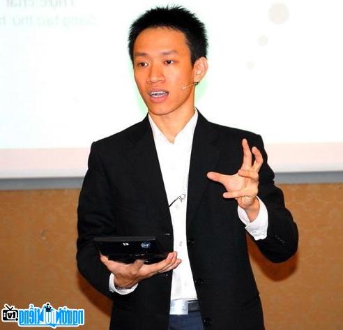 Nguyễn Hữu Trí trong một chương trình thuyết giảng