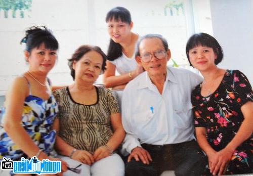 Nhạc sĩ rương Hoàng Xuân cùng gia đình