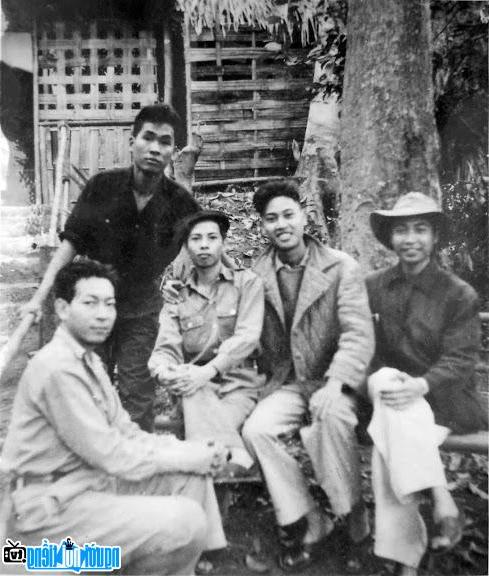 Nhà thơ Thâm Tâm (thứ 3 từ trái sang) với đồng đội Báo Vệ Quốc Quân