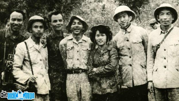 Nhà văn Dương Thị Xuân Quý cùng các văn nghệ sĩ thời chiến