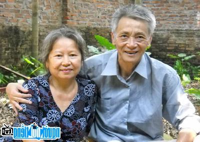 Nhà văn Đỗ Chu và vợ