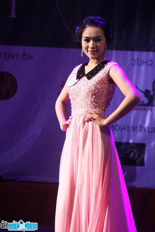 Hot girl Nguyễn Mai Ly trình diễn trang phục dạ hội