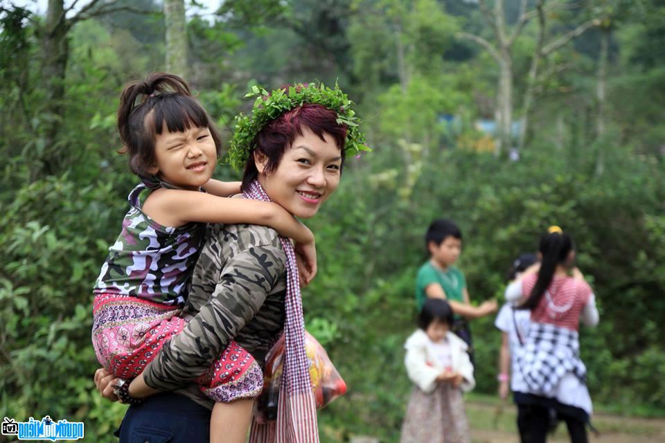 Ca sĩ Thái Thùy Linh cùng các bạn trẻ