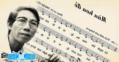 Hình ảnh Nhạc sĩ Thuận Yến cùng bản nhạc nổi tiếng của ông