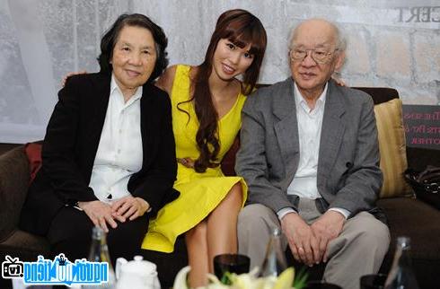 Nhà văn Vũ Tú Nam cùng vợ và cháu nội- Siêu mẫu Hà Anh