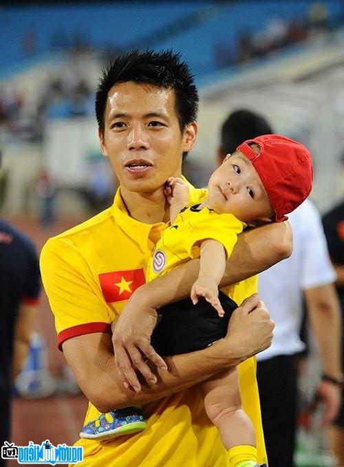 Cầu thủ Nguyễn Văn Quyết và con trai