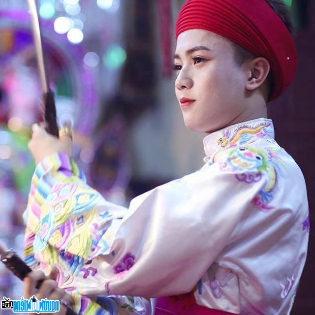 Hoàng Quốc Việt trong trang phục hầu đồng