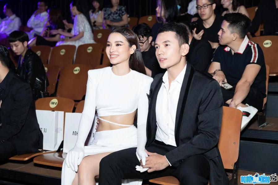 Hình ảnh ca sĩ Phương Trinh Jolie và Lý Bình tình tứ khi dự sự kiện