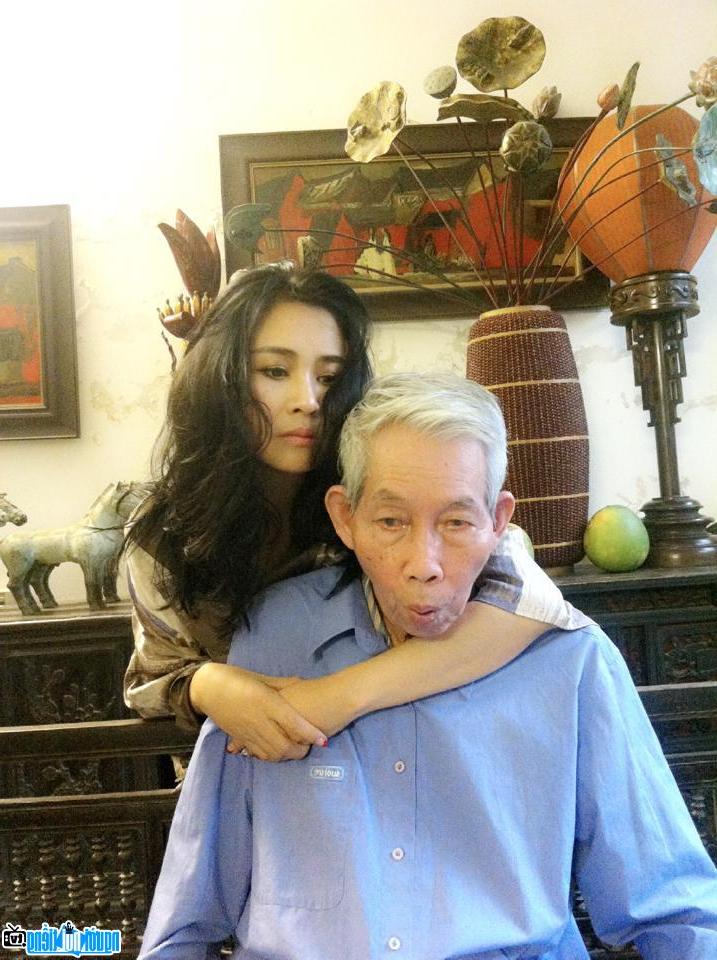 Bức ảnh của nhạc sĩ Thuận Yến chụp cùng ca sĩ Thanh Lam trước khi ông qua đời