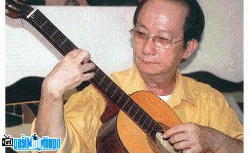 Hình ảnh nhạc sĩ Bảo Thu cùng chiếc đàn ghi ta