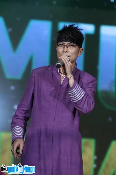 Hình ảnh ca sĩ Jimmi Nguyễn trên sân khấu
