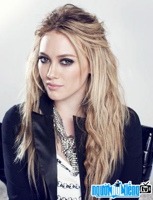 Hilary Duff với phong cách trẻ trung và xinh đẹp