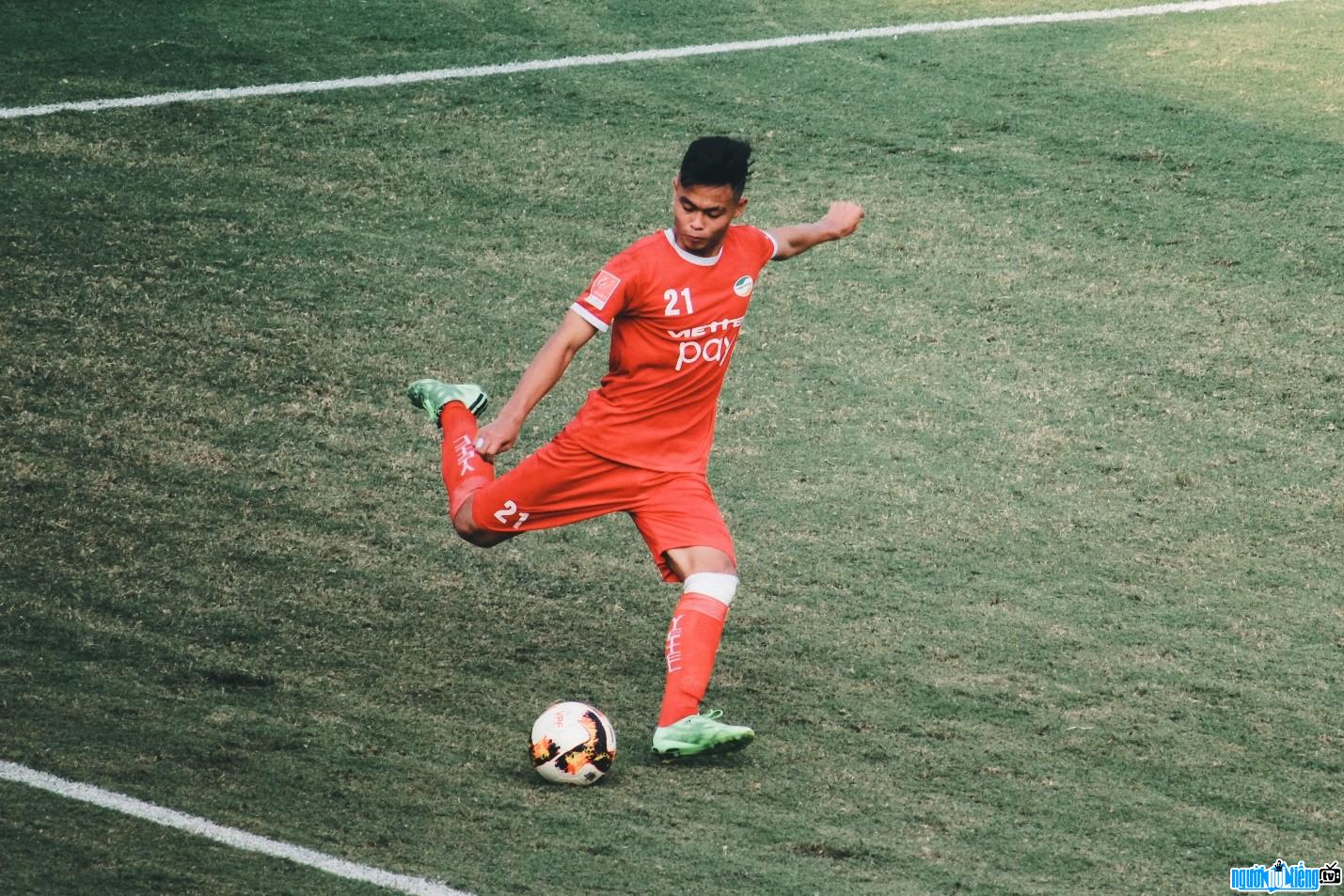 Hình ảnh cầu thủ Nguyễn Đức Chiến trên sân cỏ