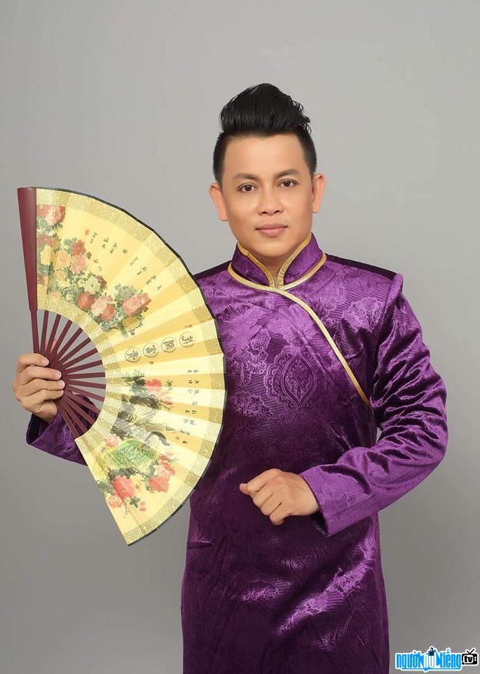 MC Minh Nhật điển trai trong trang phục áo dài truyền thống