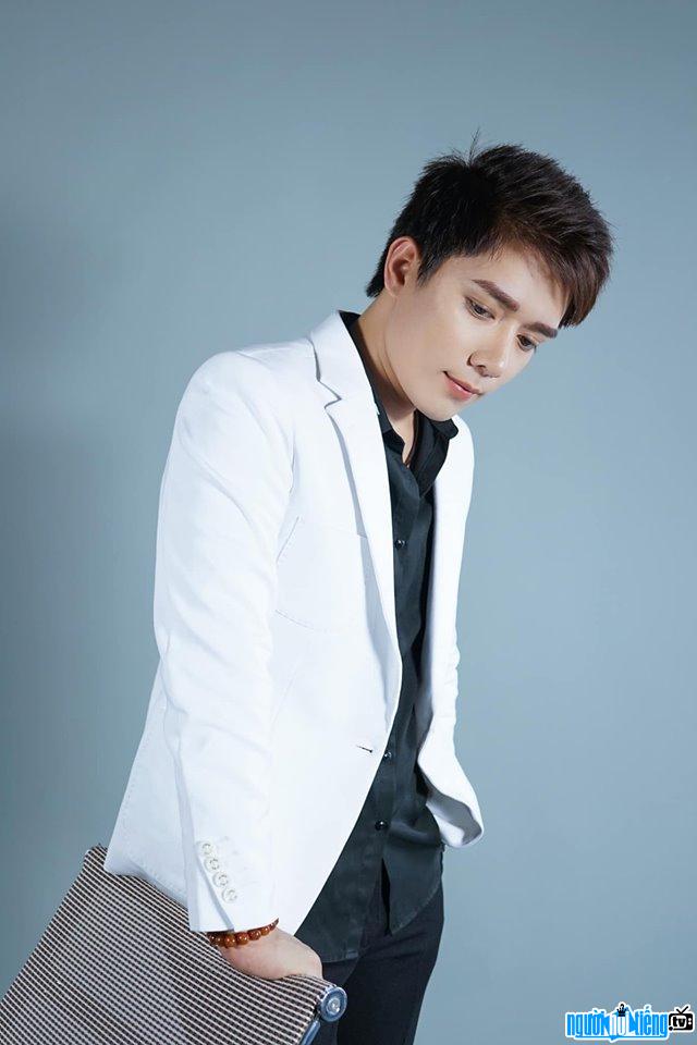 Hình ảnh ca sĩ Nhật Phong - hiện tượng mạng với MV "Thằng hầu"