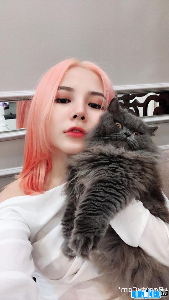 Kim Chi xinh đẹp bên mèo cưng