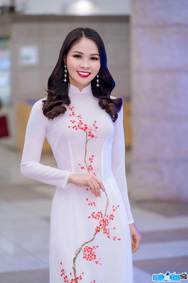 Hoa hậu Nguyễn Thị Thuỳ xinh đẹp với tà áo dài truyền thống